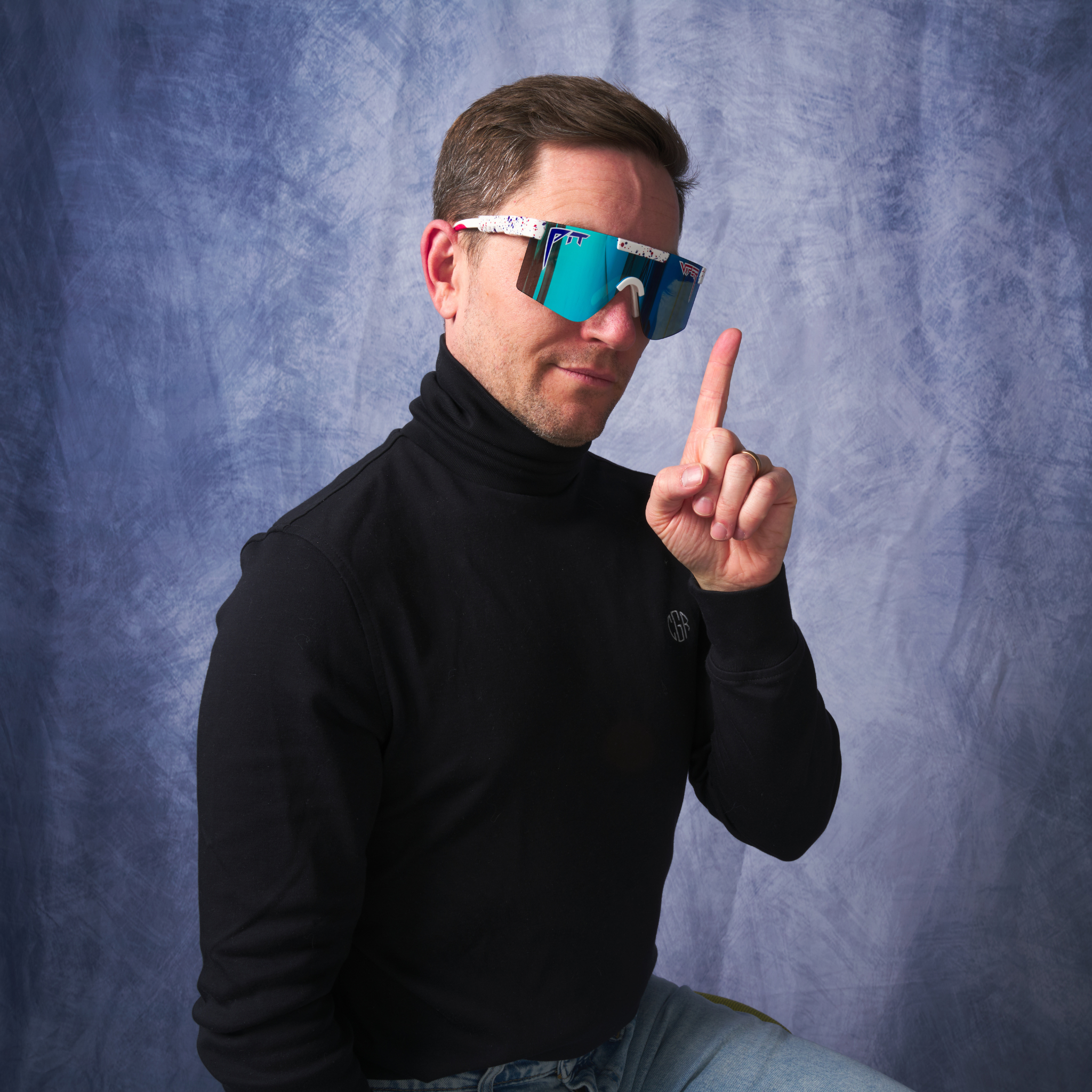 merika-original-2.0-regular-hdpv-polarized-blue-lifestyle_0430c15c-4de6-47c8-a01a-53cc9f293ff3